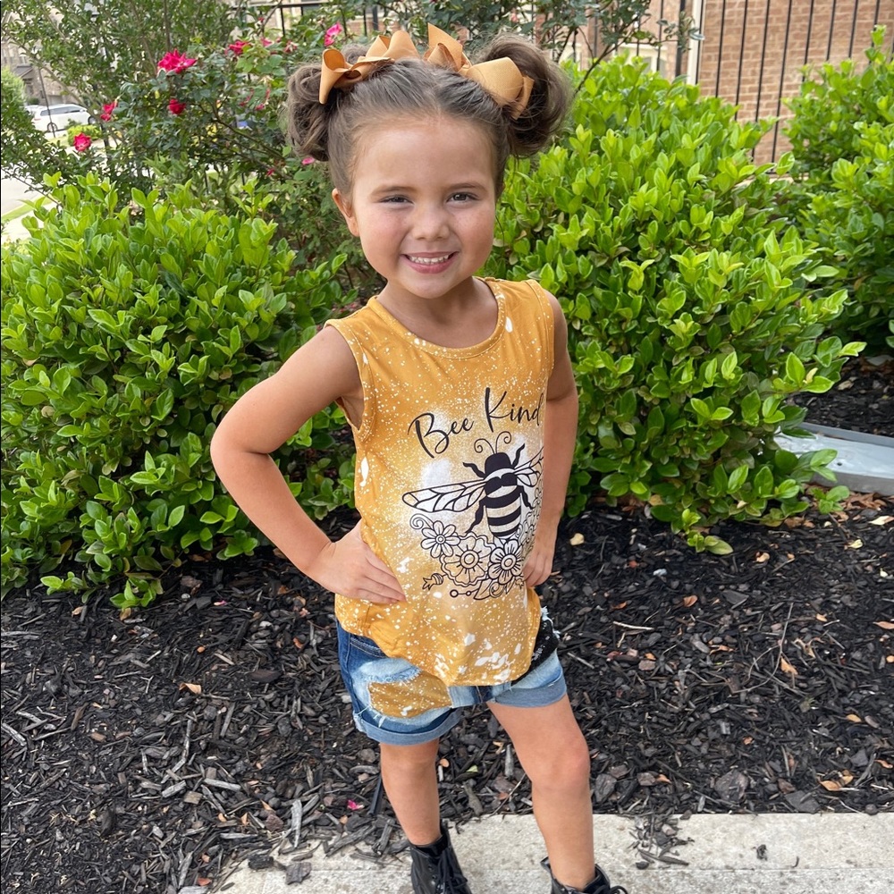 Bee kind shorts and shirt with black belt